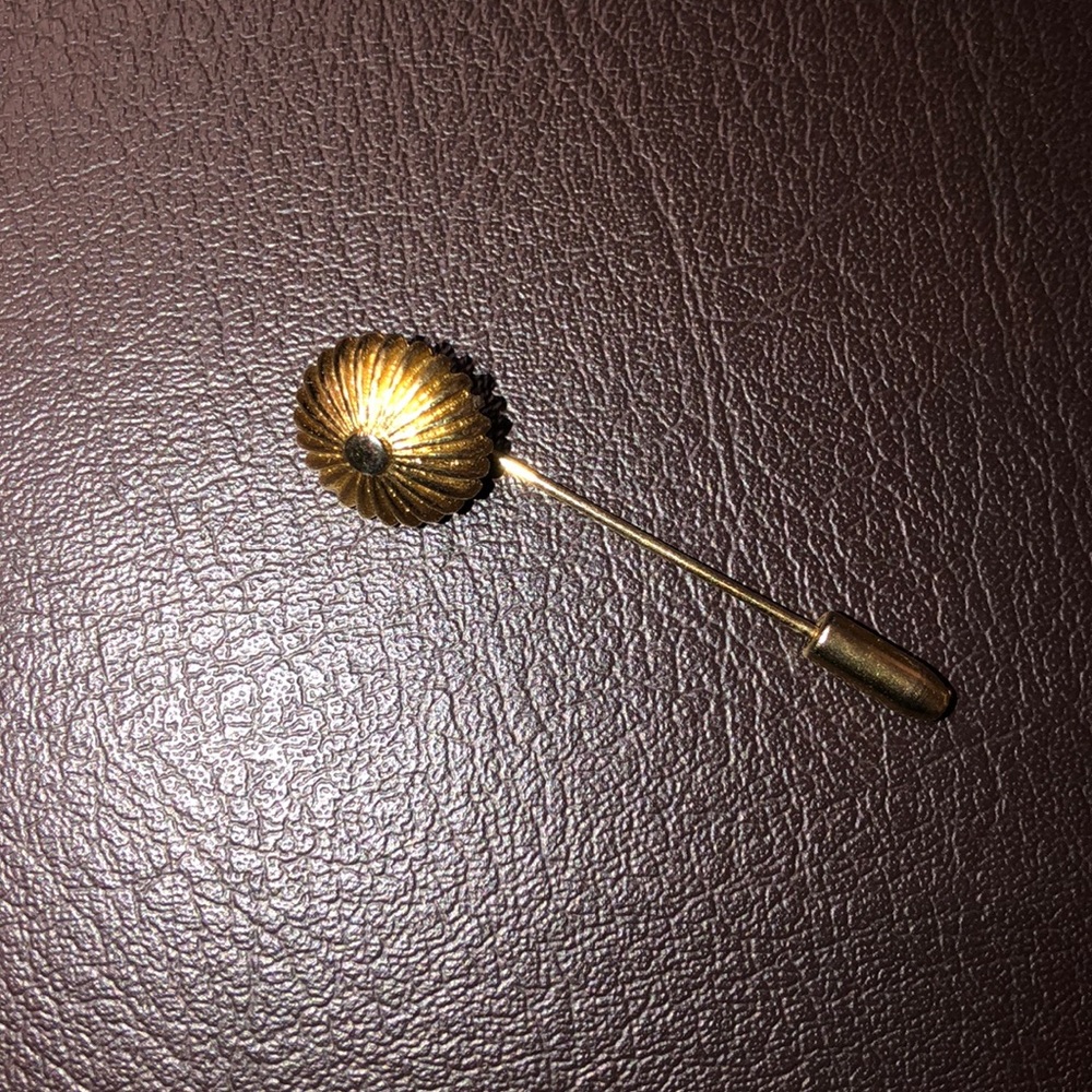 Flower style pin